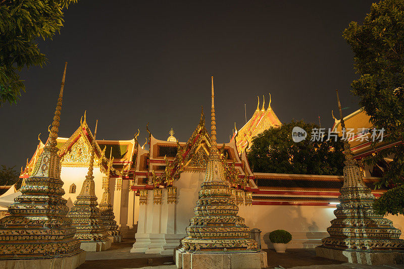 卧佛寺(Wat Phra Chetuphon)或卧佛寺(Wat Pho)，在泰国曼谷市的一个夜晚灯火通明的佛教寺庙。泰国建筑的建筑背景是旅游旅游和度假度假的概念。